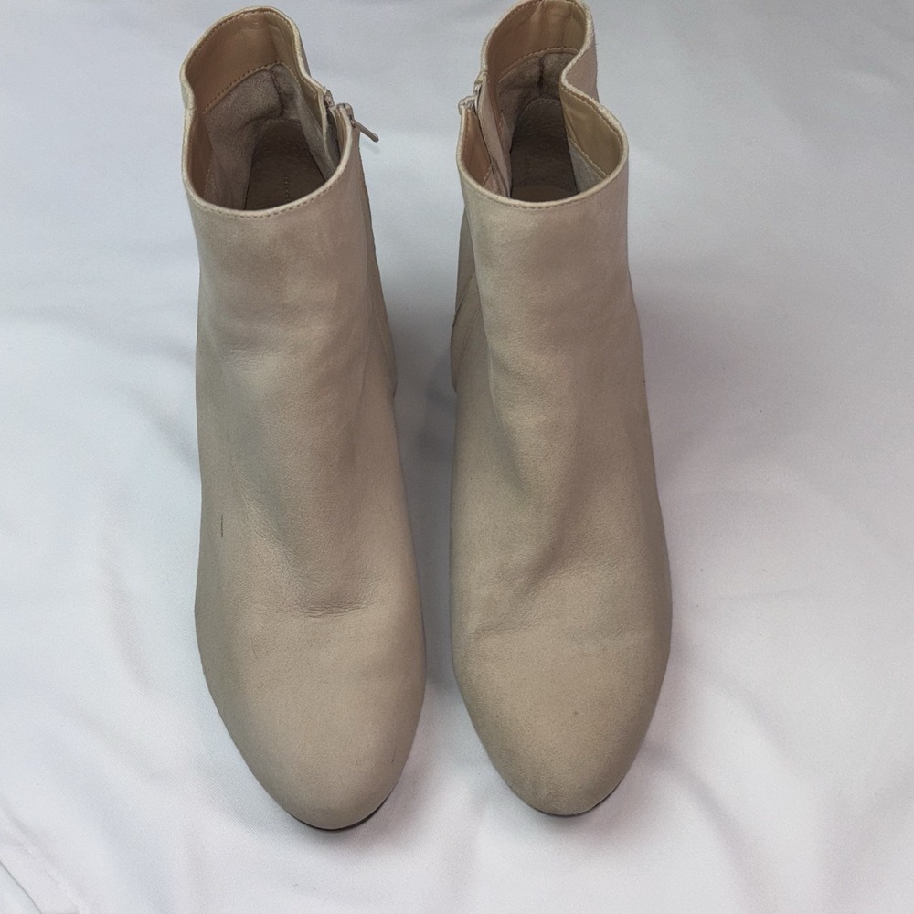 Banana Republic Women's Ankle Boots Beige Suede Size 9.5 Pre-Owned - Picture 2 of 8